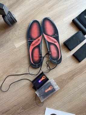 Thermrup Heated Shoe Insoles - Black & Red